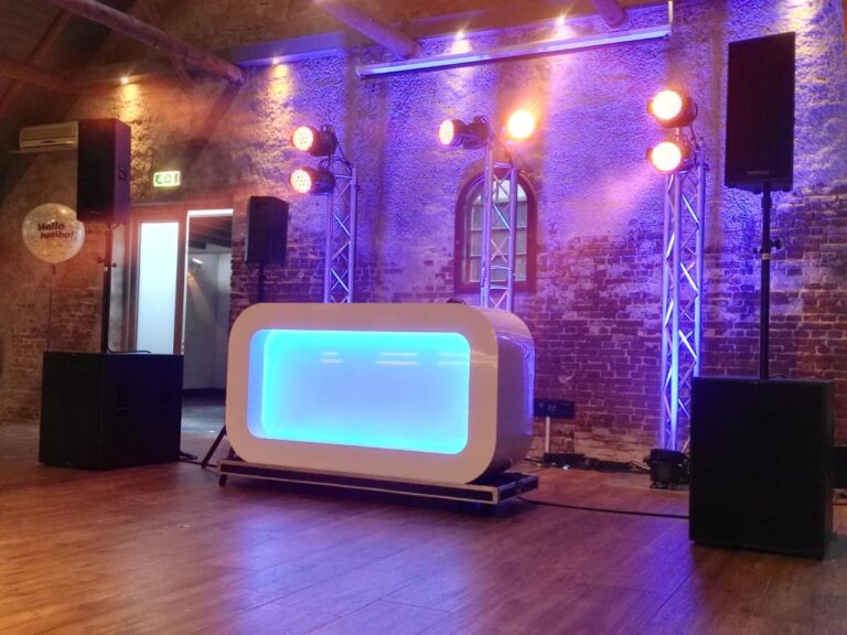 verlichte DJ booth met DJ Nick Wijnand