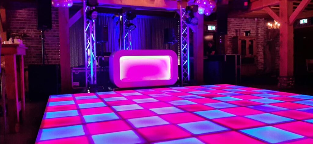 Lichtgevende dansvloer op een feest met DJ Nick Wijnand