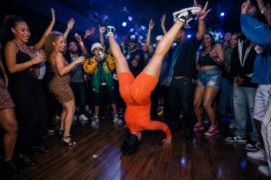 mensen op de dansvloer die breakdancen